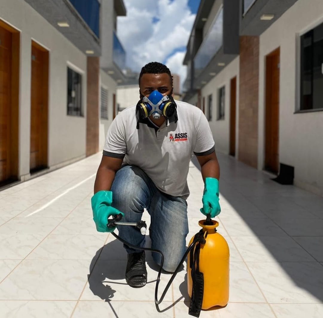 Pedro Assis, técnico da Assis Clean Serviço, realizando higienização profissional